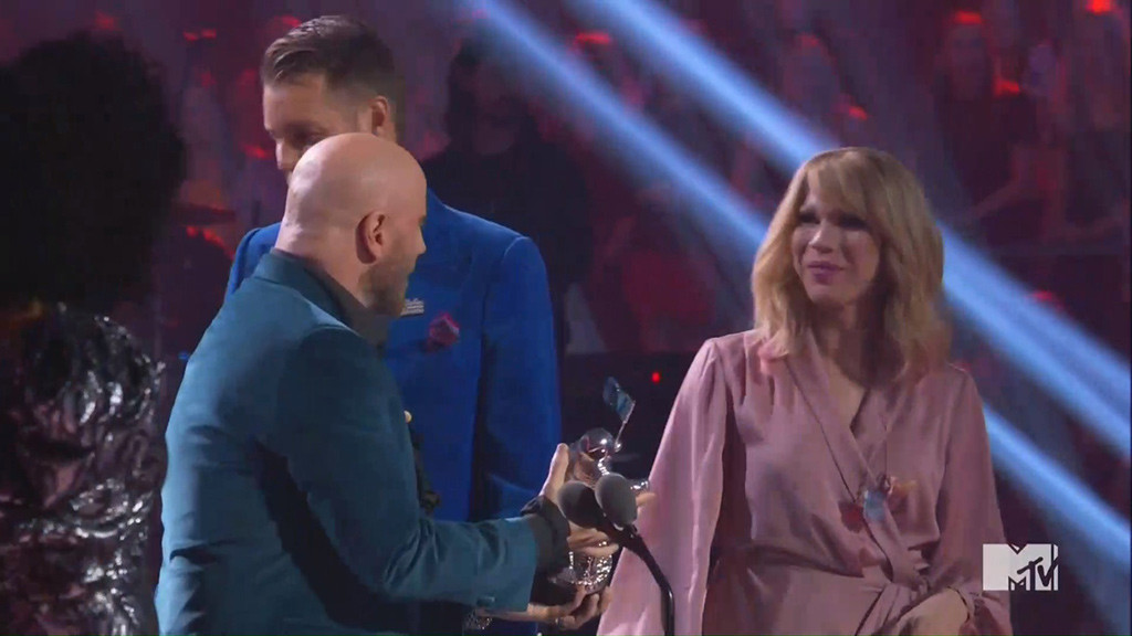 How Taylor Swift Really Felt About John Travolta S Mix Up At The 2019 Mtv Vmas E Online